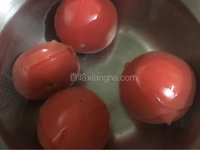 盆中做水烧热至马上要水开时关火，放入西红柿烫皮，西红柿放入水中滚动一下，使其表面全部受热，4-5分钟后表皮会裂开。