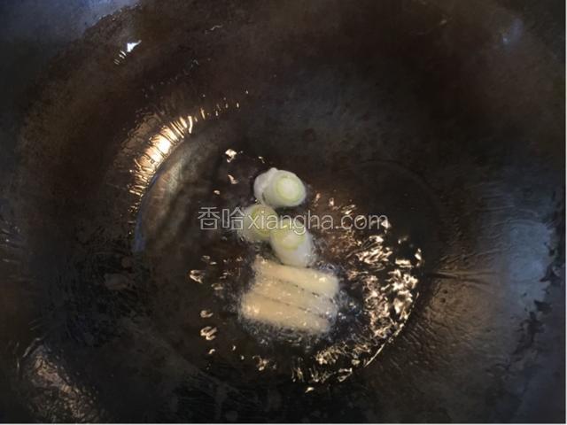 炒锅烧热后倒入适量色拉油，油温六七成热时放入葱花姜片爆香。