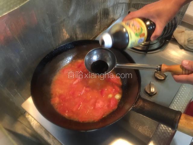 倒入少量酱油调色后继续翻炒西红柿至其基本变成西红柿酱，如果有大一些的西红柿不容易炒烂，可以用炒勺捻按。
