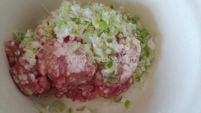 肉馅里放葱姜末，胡椒粉。