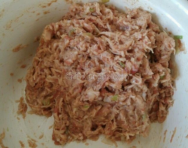 食用油，生抽，盐适量，顺一个方向搅拌，三次加入花椒水，放准备好的莲藕，再搅拌，最后放香油拌匀。