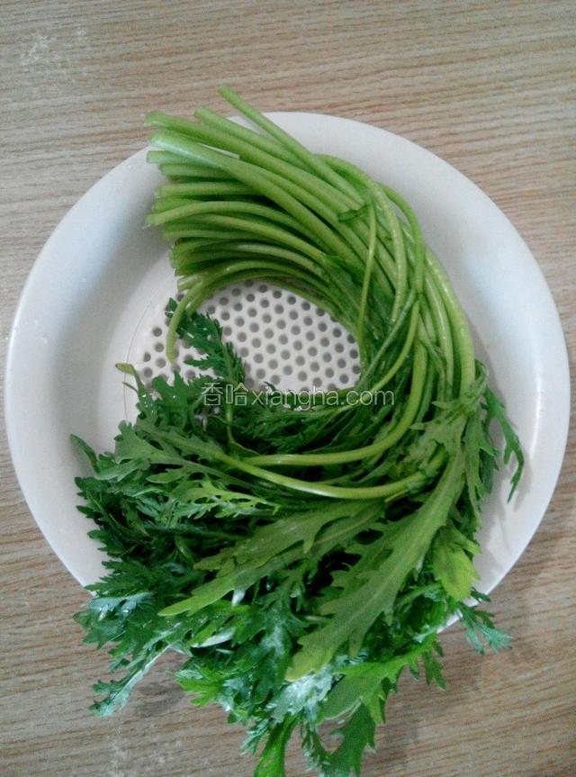 茼蒿洗干净沥干水分