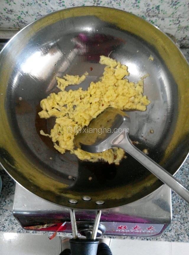 放入准备好的鸡蛋，炒熟用铲子直接在锅里切碎，