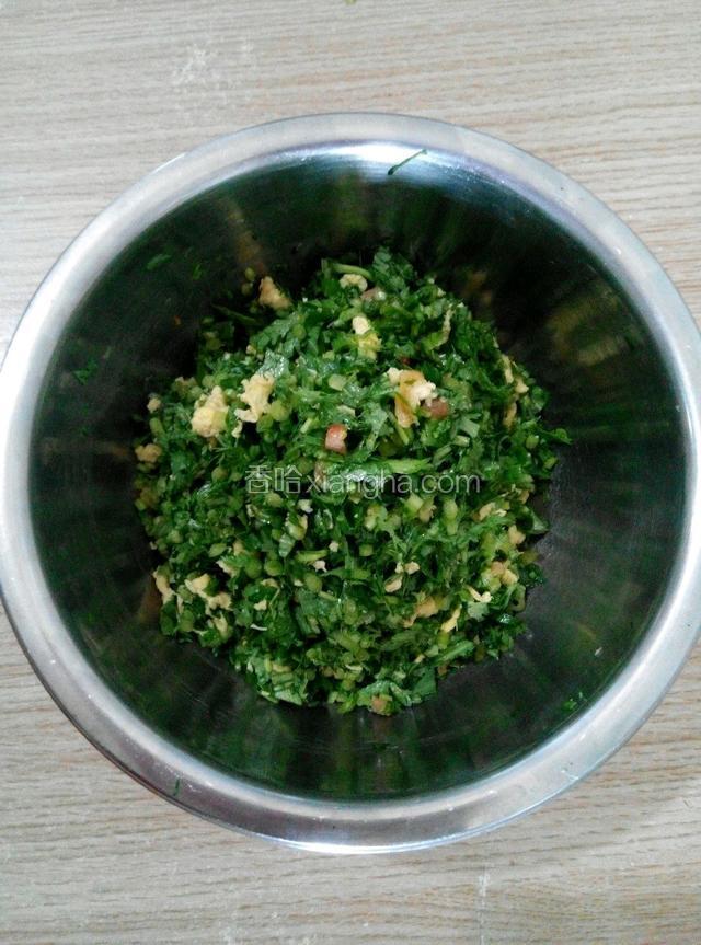 加入耗油，生抽，盐，鸡精，香油，搅拌均匀。这一步要准备包的时候在做，因为太早放盐和调料的话馅容易腌出水分，不好包也不好吃