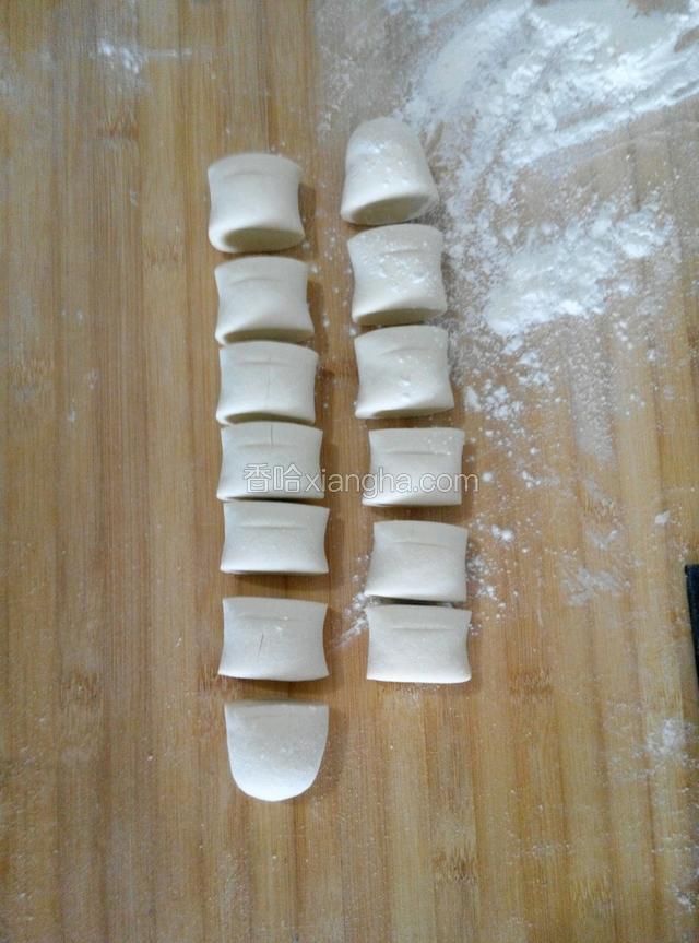 搓成长条切成均匀的十三份