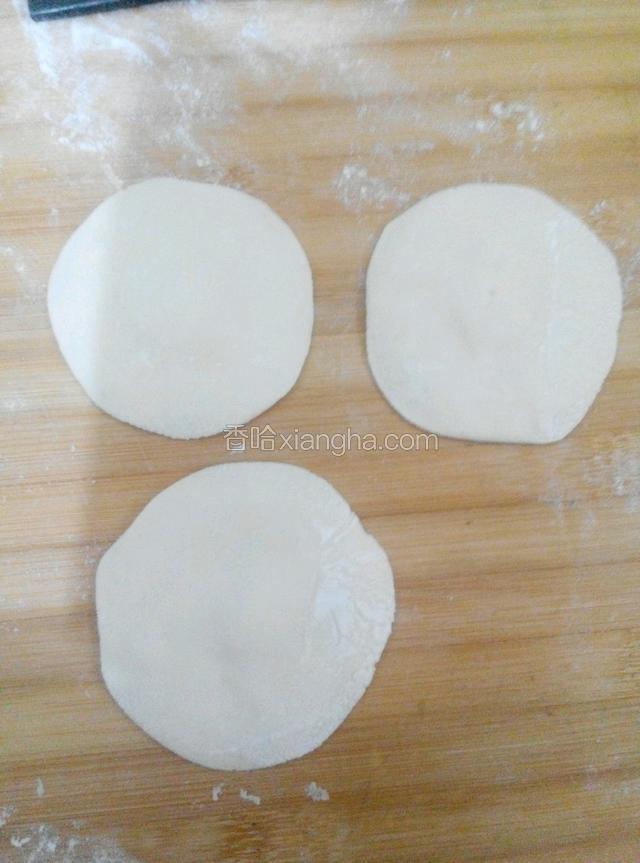 之后擀成圆剂子，要中间厚四周薄