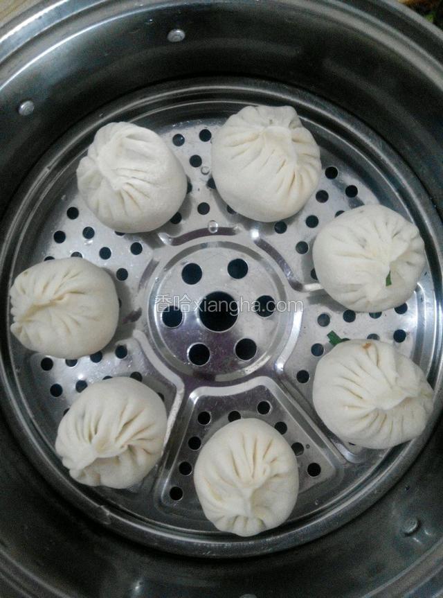 依次做好蓖子上刷油均匀的码放到蒸锅里，中间隔开点距离，然后盖盖醒发十分钟～冬天的话要醒发的时间长一点～