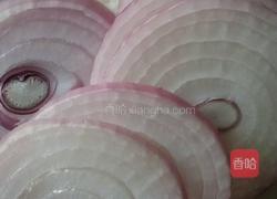 鸡蛋液煎洋葱 肉片的做法图解1