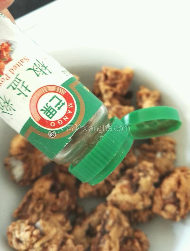 炸好的排骨均匀撒上椒盐粉