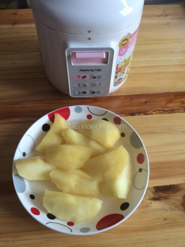 直接把盘子一起放蒸锅上开锅蒸十分钟