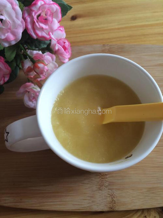 连同盘子里的水一起放搅拌机里搅拌十秒左右装杯，可以食用了