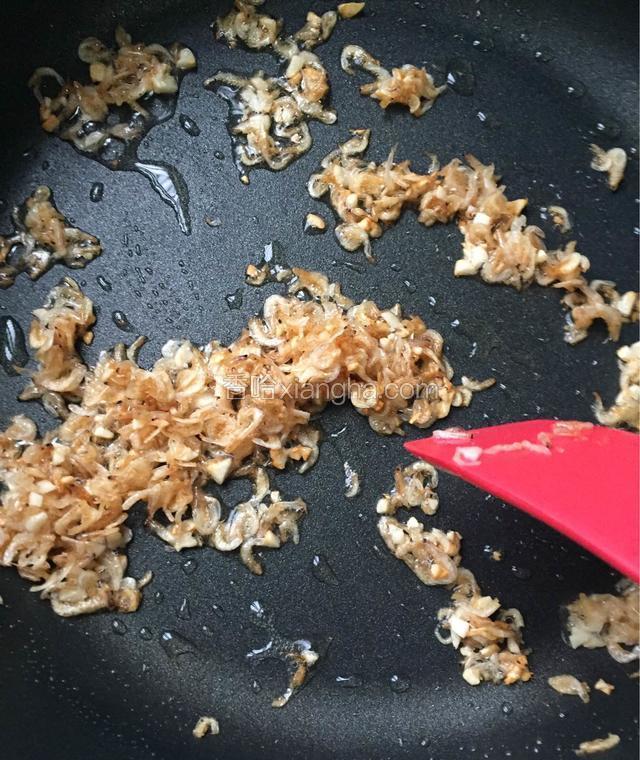 炒锅热油，放入蒜末和虾皮炒香