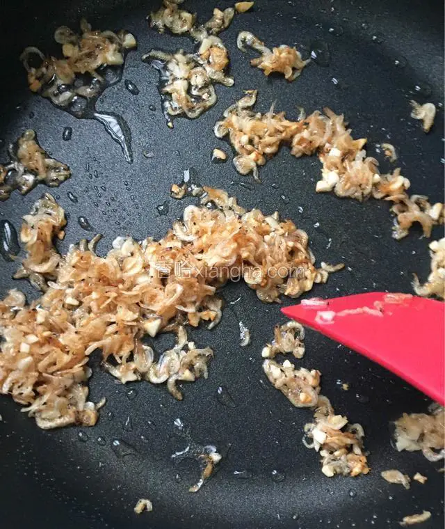 炒锅热油，放入蒜末和虾皮炒香