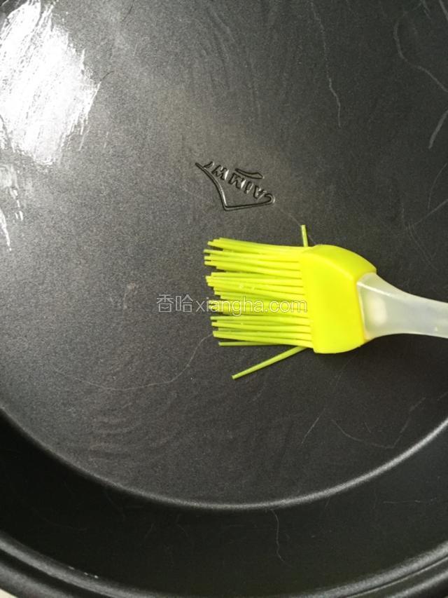 披萨盘刷上一层薄薄的油