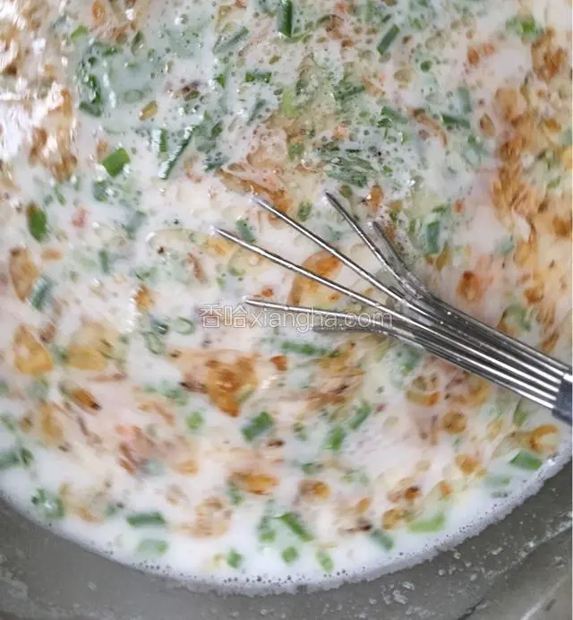 炒香后倒到粉浆盆加入葱花一起搅匀