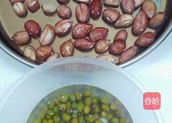 绿豆花生粥的做法图解1