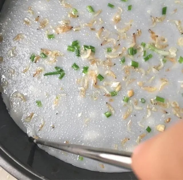 取出后先用筷子划一圈，为了边缘与盘更好的分离