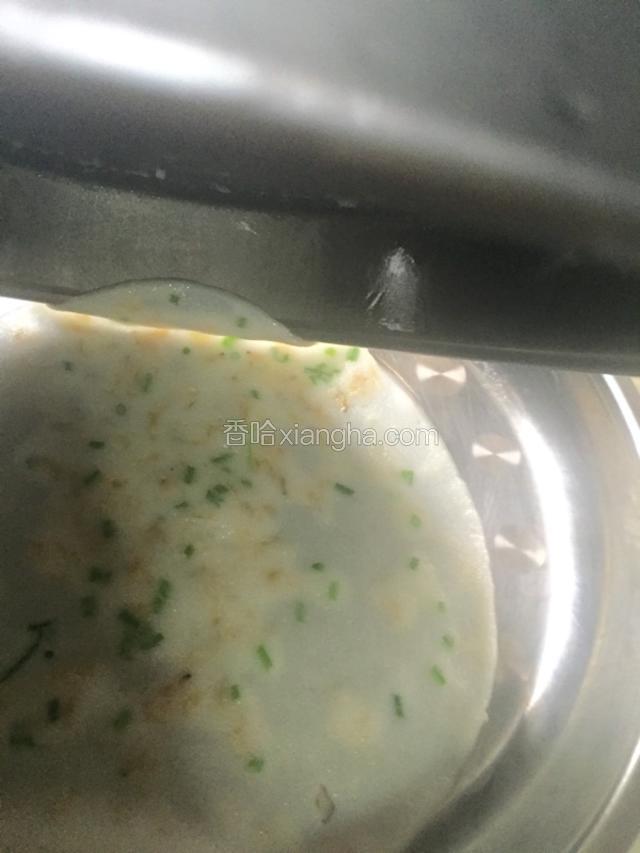 接着把盘倒过来倾斜着让粉皮脱离披萨盘