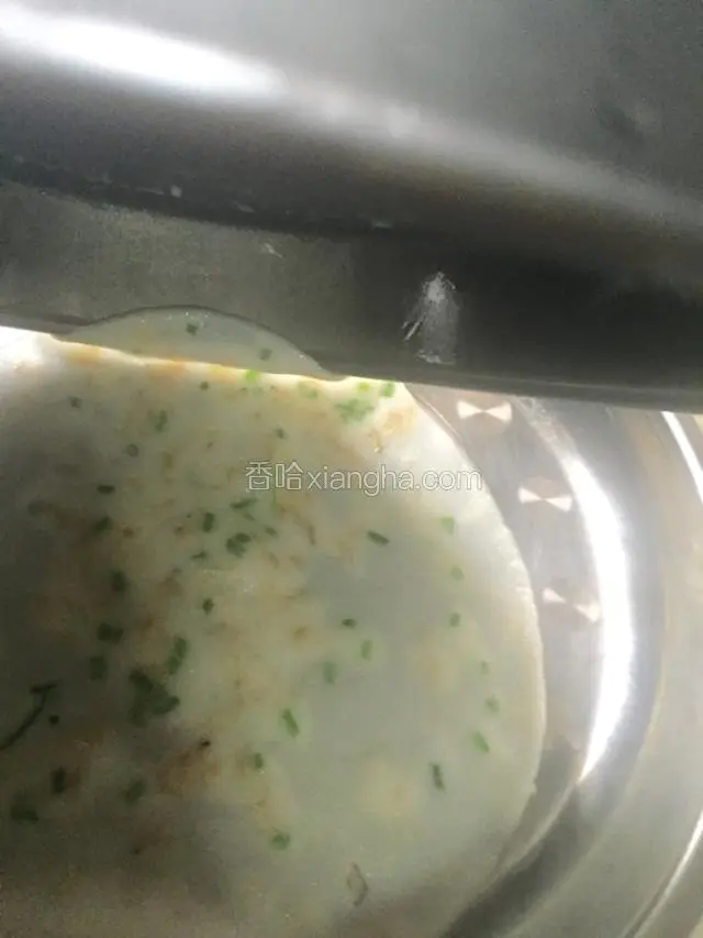 接着把盘倒过来倾斜着让粉皮脱离披萨盘