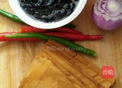 小炒木耳香干的做法图解1