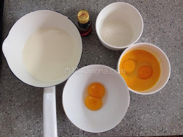 准备食材，纯牛奶和淡奶油放入小锅