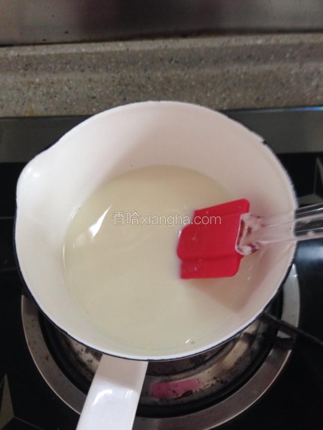 奶锅小火加热至糖溶解，注意搅拌