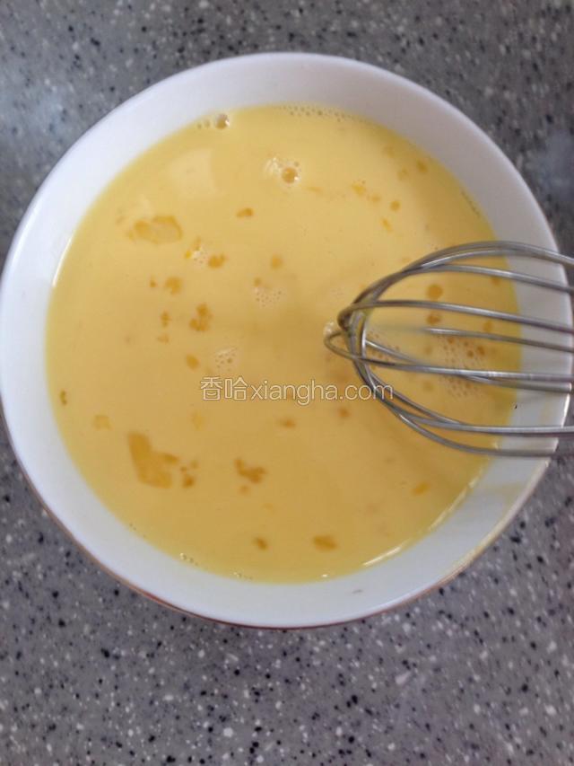 缓慢的倒入蛋液中，边倒边搅拌