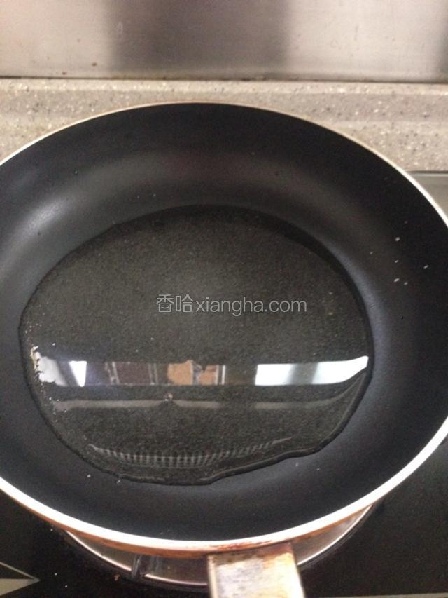 焦糖材料混合，放入小锅中，小火加热，不要搅动