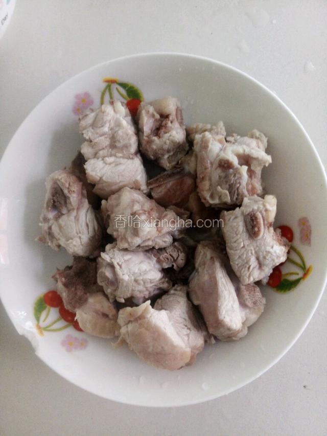 排骨，买来的时候已经剁好。回来直接焯水备用。