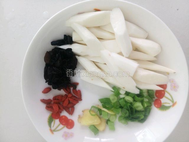 准备，葱姜，木耳，铁棍山药段。（这个是懒出新高度，用排骨炖个汤，然后直接红烧。）