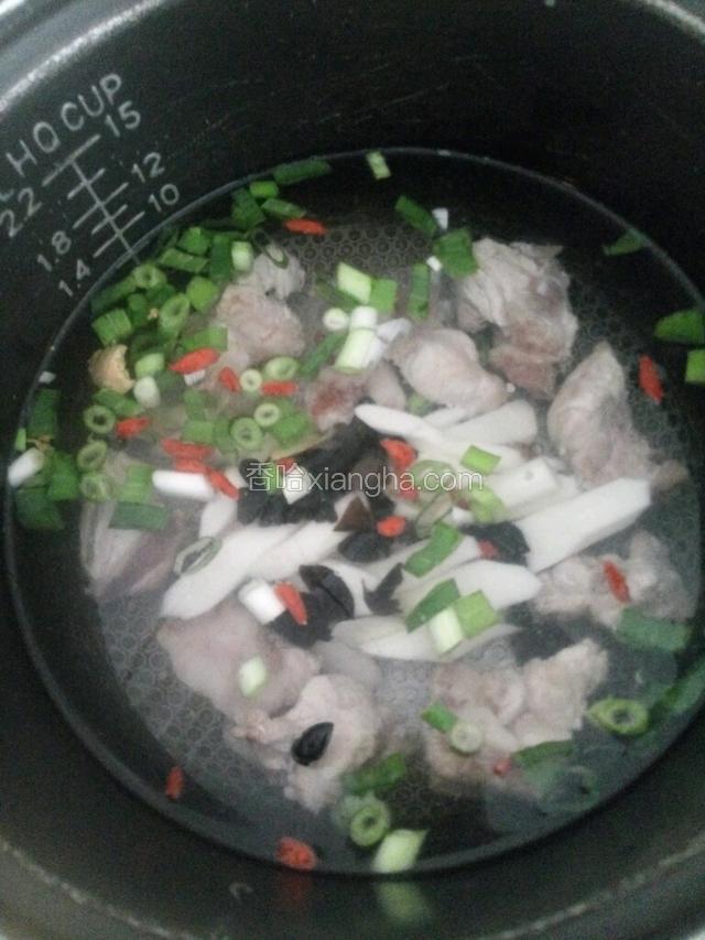 材料都放进电饭煲，煮一小时。（用高压锅更快，可是我没有。）