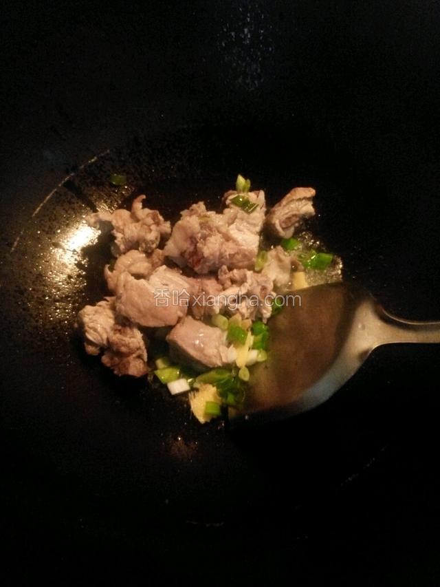 锅中倒油，下葱姜，爆香，下排骨。翻炒。