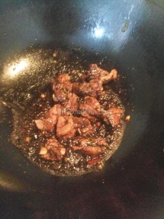 加一点老抽，翻炒。