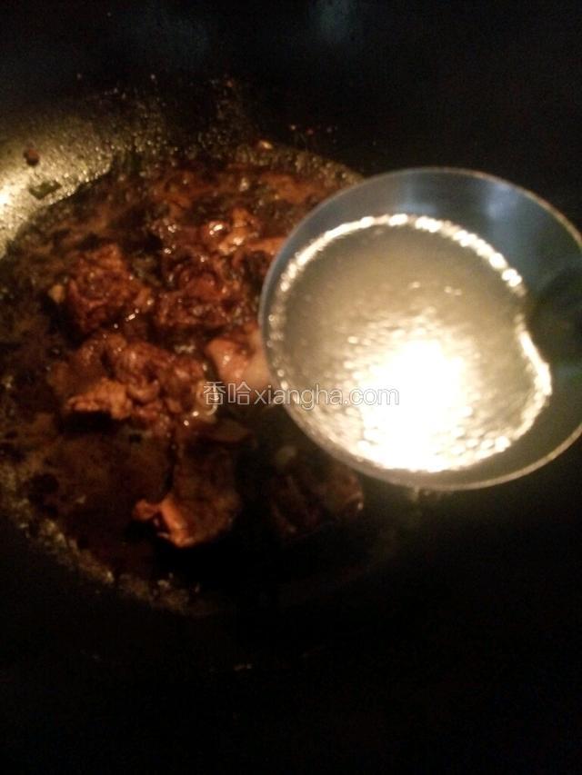 加适量的排骨汤，烧开。