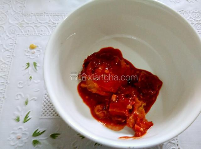 豆腐乳两块，用勺子压成泥