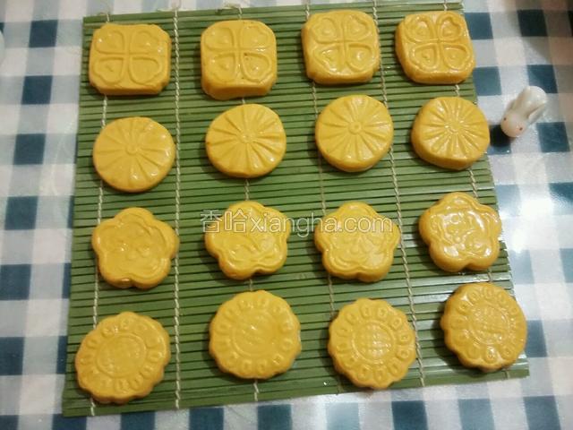 用模具做好，脱模后的饼；