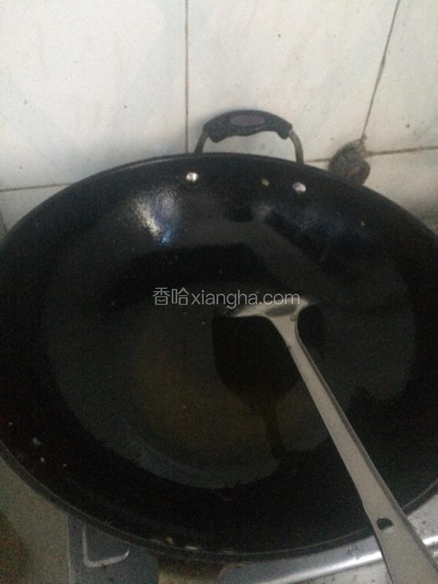 锅内倒油烧七成热