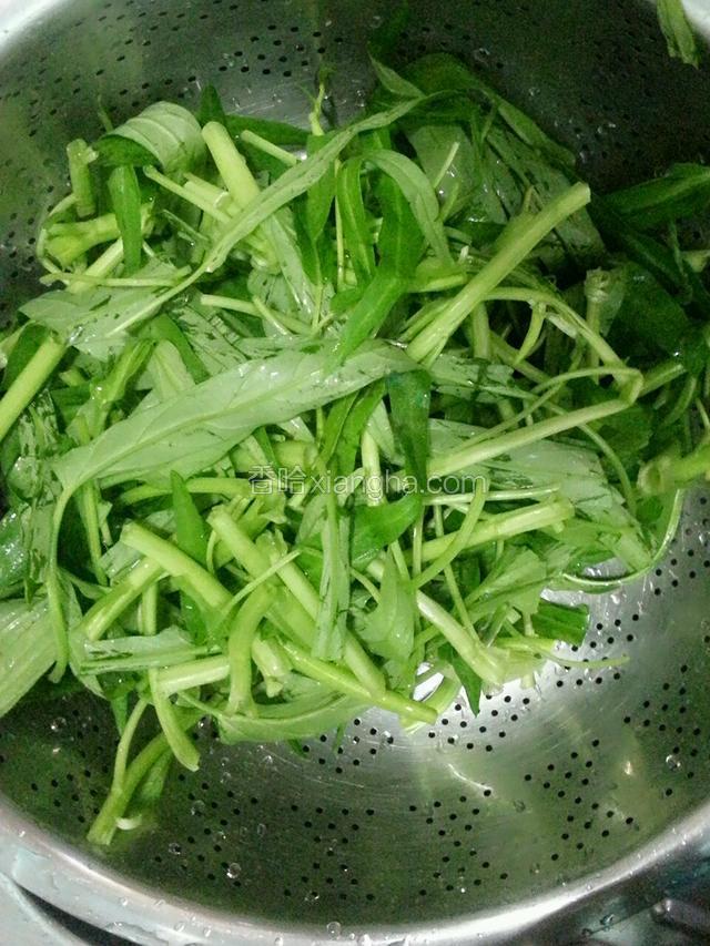 空心菜折成5~6厘米长的一段，洗净。