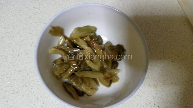 榨菜切小段。
