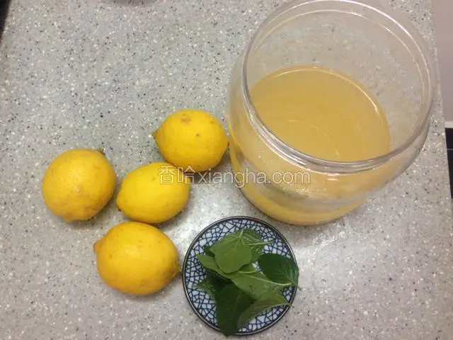 准备食材。柠檬用细盐搓洗干净，薄荷叶洗净