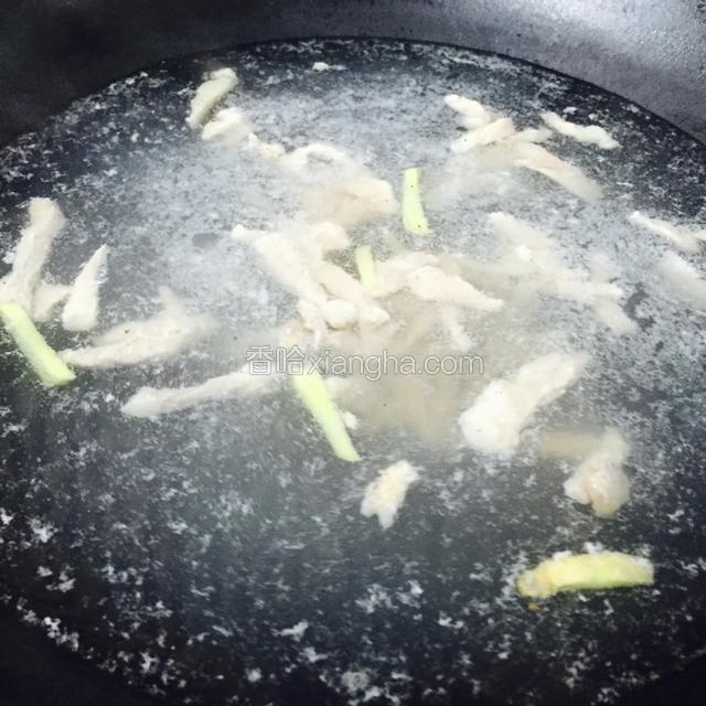 锅中放入适量水烧开倒入肉丝