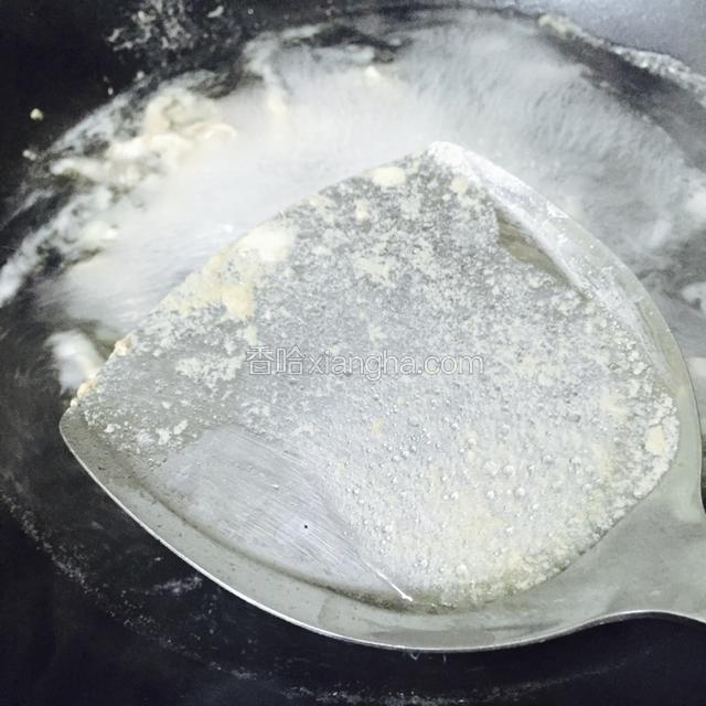 用锅铲弄掉飘在汤上的白色沫