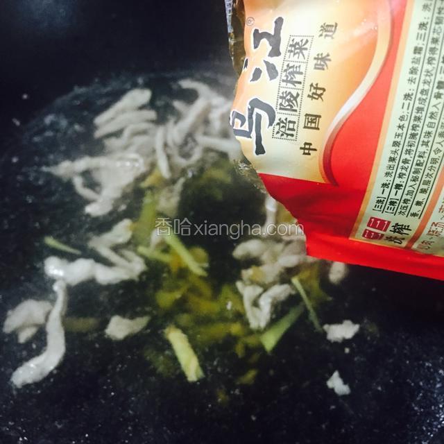 然后倒入适量榨菜（榨菜根据汤的多少加）