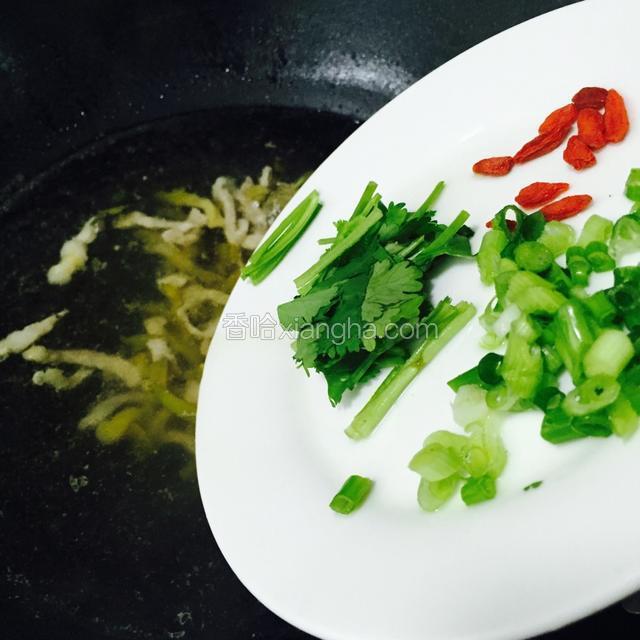 加入香菜，葱枸杞烧开