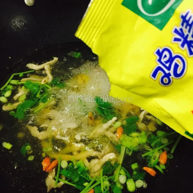 出锅前尝下汤的咸淡是否适合自己口味，淡的话可以适量加点盐，加入鸡精调味（榨菜有咸味我没加盐汤刚好）