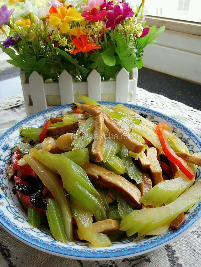 芹菜素炒五香豆干