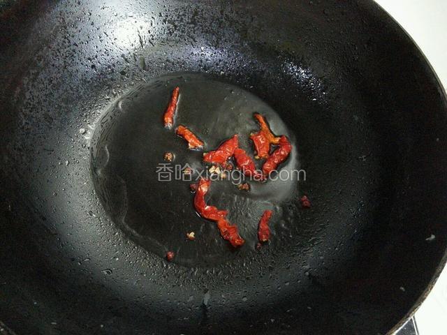 锅中放入少量油，7分色放入花椒粒和干辣椒