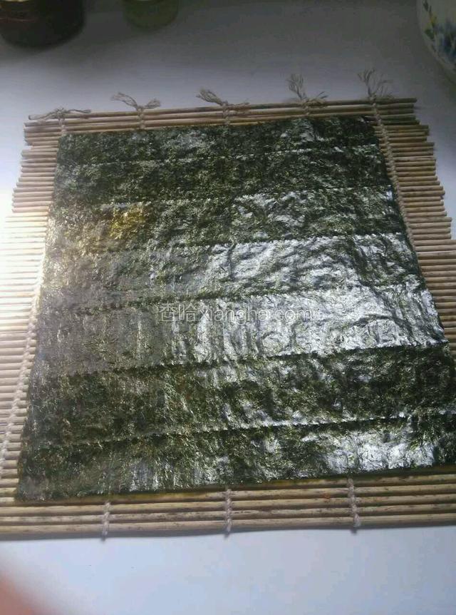 海苔纸平铺在竹卷上。