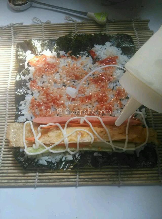 挤上一些沙拉酱。