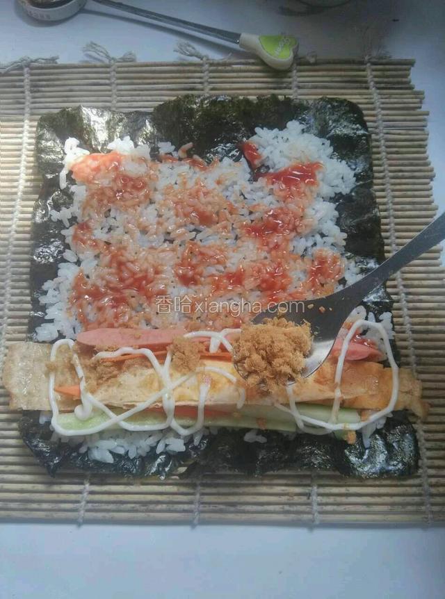 接着撒上一些肉松。